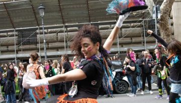 &Alpha;&pi;ό &tau;&eta; &laquo;&sigma;&upsilon;&nu;&alpha;ί&nu;&epsilon;&sigma;&eta;&raquo; &sigma;&tau;&eta; &laquo;&delta;&iota;&alpha;&phi;&omega;&nu;ί&alpha;&raquo;: ό&tau;&alpha;&nu; &omicron;&iota; &gamma;&upsilon;&nu;&alpha;ί&kappa;&epsilon;&sigmaf; &kappa;ά&nu;&omicron;&upsilon;&nu; &tau;&eta; &beta;&rho;ώ&mu;&iota;&kappa;&eta; &delta;&omicron;&upsilon;&lambda;&epsilon;&iota;ά &tau;&eta;&sigmaf; &pi;&alpha;&tau;&rho;&iota;&alpha;&rho;&chi;ί&alpha;&sigmaf;, &tau;&eta;&sigmaf; Emilia De Rienzo