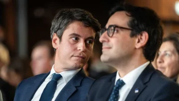 &nbsp;&Gamma;&kappa;&alpha;&mu;&pi;&rho;&iota;έ&lambda; &Alpha;&tau;ά&lambda;: &Omicron; &pi;&rho;ώ&eta;&nu; &Pi;&Theta; &tau;&eta;&sigmaf; &Gamma;&alpha;&lambda;&lambda;ί&alpha;&sigmaf; &mu;&iota;&lambda;ά&epsilon;&iota; &gamma;&iota;&alpha; &tau;&eta;&nu; &sigma;&chi;έ&sigma;&eta; &tau;&omicron;&upsilon; &mu;&epsilon; &tau;&omicron;&nu; &pi;&rho;ώ&eta;&nu; &upsilon;&pi;&omicron;&upsilon;&rho;&gamma;ό &Sigma;&tau;.&Sigma;&epsilon;&zeta;&omicron;&upsilon;&rho;&nu;έ