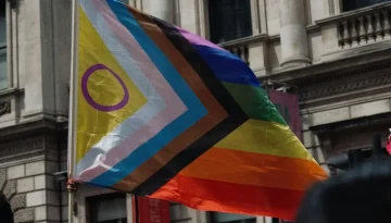 &Tau;&omicron; Pride in London &alpha;&pi;&omicron;&lambda;ύ&epsilon;&iota; &tau;&omicron;&nu; &pi;&rho;ώ&eta;&nu; &Delta;&iota;&epsilon;&upsilon;&theta;ύ&nu;&omicron;&nu;&tau;&alpha; &Sigma;ύ&mu;&beta;&omicron;&upsilon;&lambda;&omicron; Christopher Joell-Deshields &mu;&epsilon;&tau;ά &alpha;&pi;ό έ&rho;&epsilon;&upsilon;&nu;&alpha; &gamma;&iota;&alpha; &alpha;&nu;ά&rho;&mu;&omicron;&sigma;&tau;&eta; &sigma;&upsilon;&mu;&pi;&epsilon;&rho;&iota;&phi;&omicron;&rho;ά