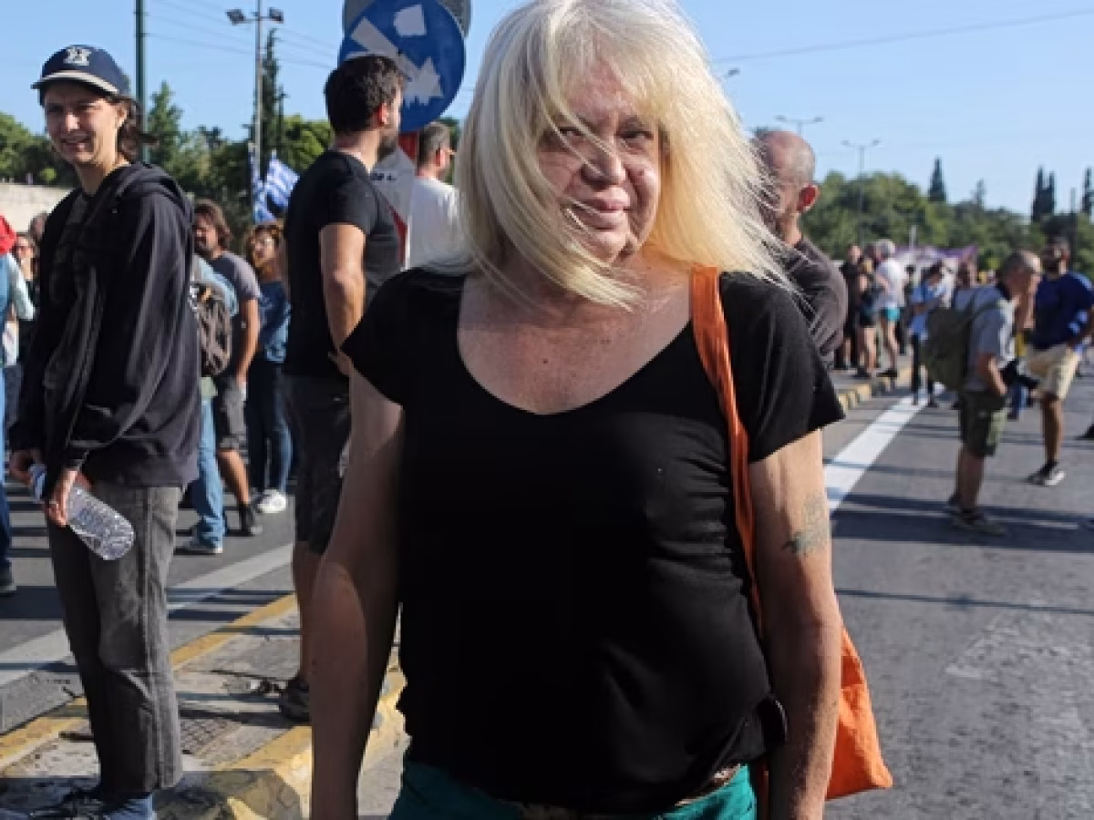 &laquo;&Epsilon;&pi;έ&lambda;&epsilon;&xi;&alpha; &alpha;&upsilon;&tau;ή &tau;&eta; &zeta;&omega;ή &chi;&omega;&rho;ί&sigmaf; &mu;&iota;&zeta;έ&rho;&iota;&alpha; &kappa;&alpha;&iota; &pi;έ&rho;&alpha;&sigma;&alpha; &pi;&omicron;&lambda;ύ ό&mu;&omicron;&rho;&phi;&alpha;&raquo; &ndash; &Eta; &Pi;ά&omicron;&lambda;&alpha; &Rho;&epsilon;&beta;&epsilon;&nu;&iota;ώ&tau;&eta; &mu;έ&sigma;&alpha; &alpha;&pi;ό &tau;&alpha; &delta;&iota;&kappa;ά &tau;&eta;&sigmaf; &lambda;ό&gamma;&iota;&alpha; | in.gr